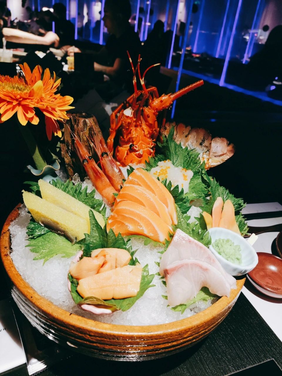 高端日料---花潮 高大上的日料,感觉很适合情侣来吃,射灯的灯光照射下