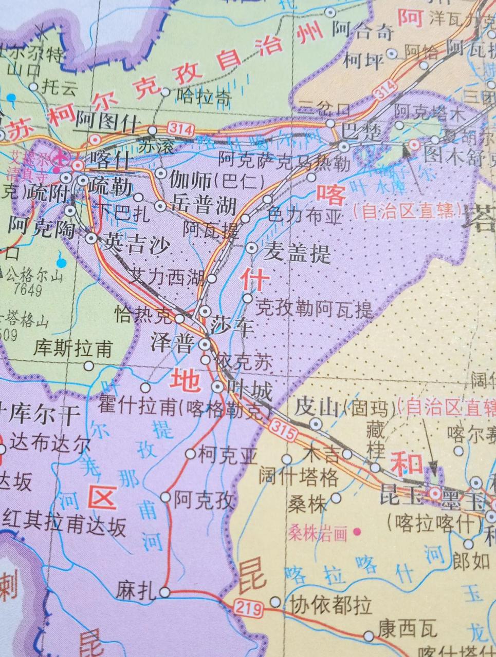 新疆有一条规划建设的新铁路,从伊宁市经过巩留县到达库车市,还要经过