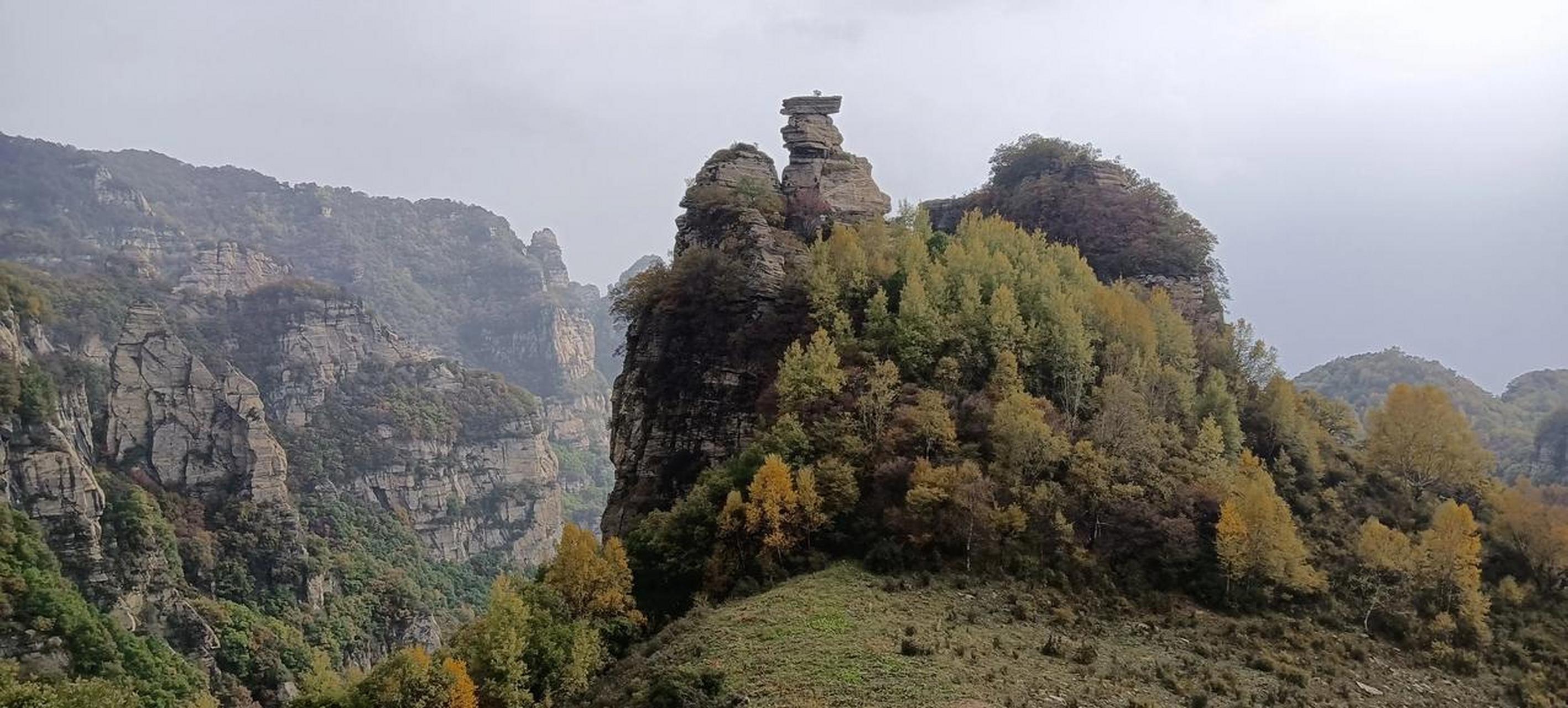 晒晒相册里的秋意 十一假期跟着户外徒步团去爬了保定阜平千峰山.