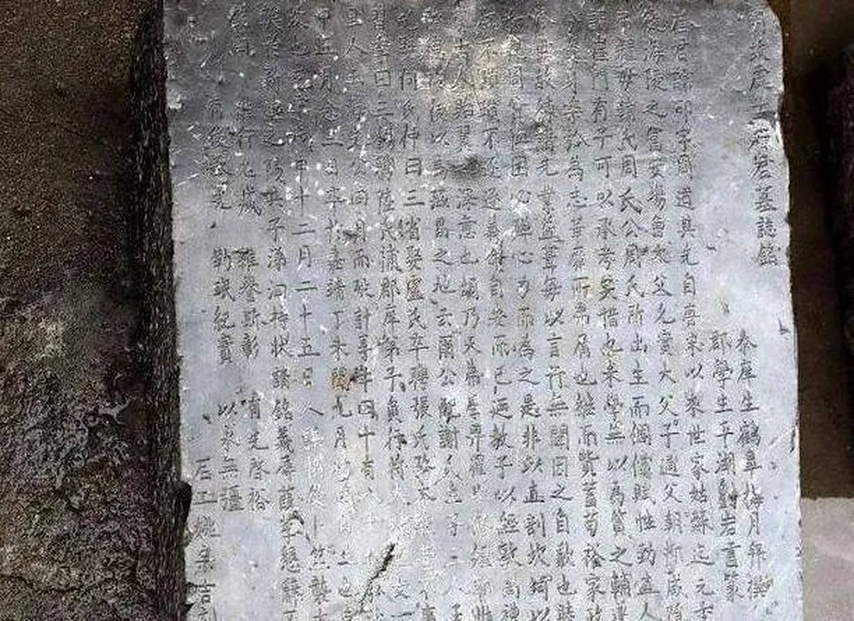 墓碑碑文包括:时间,正文,落款及字数,所以立碑要从这四点入手,具体如