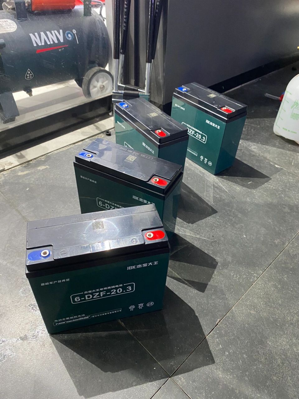 雅迪电动车买的新车必须是原装电池,这个店竟然给我装一个杂牌的电池