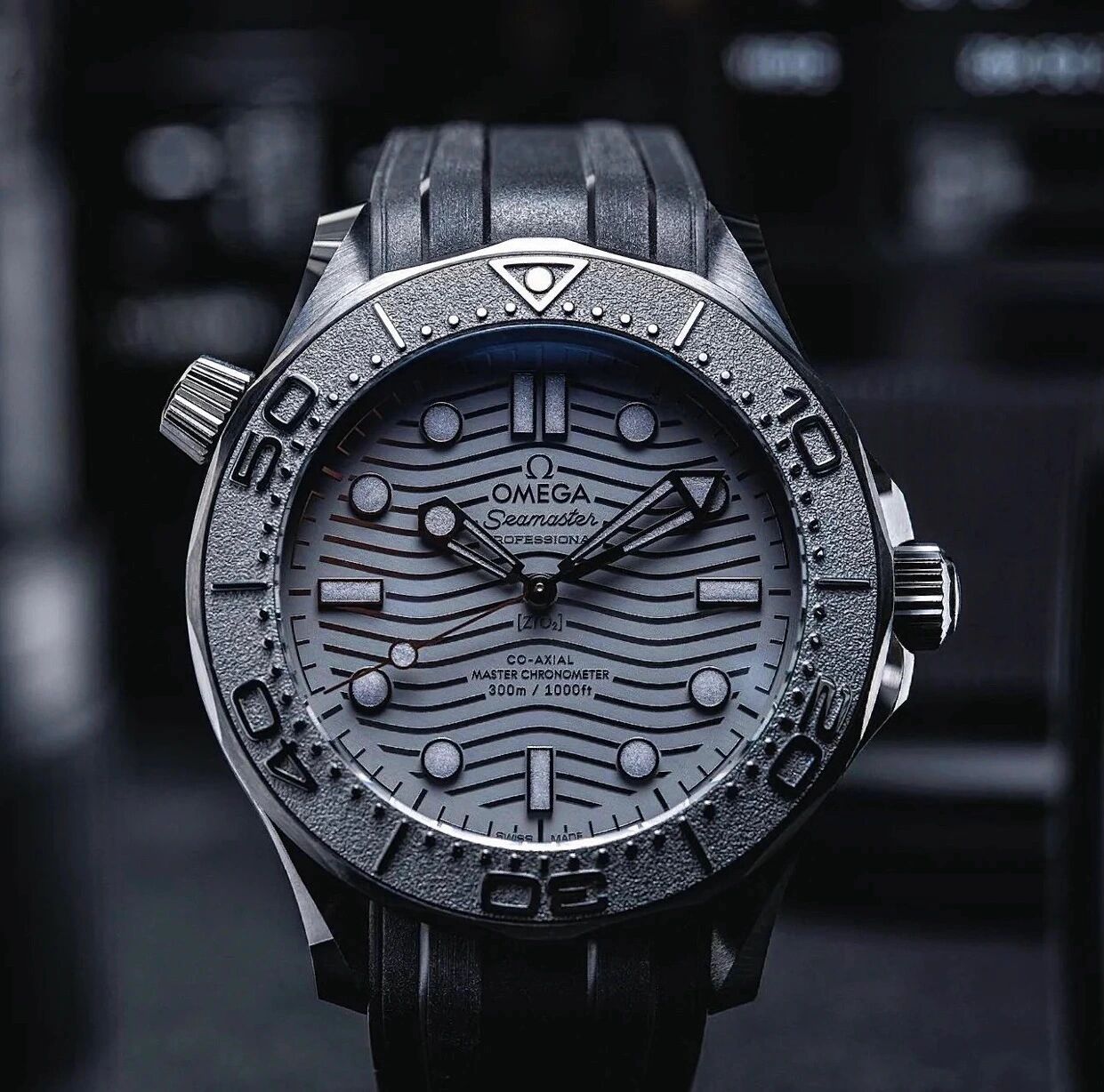 omega奥米茄 黑武士海马 300   去年奥米茄推出了这款海马系列300潜水