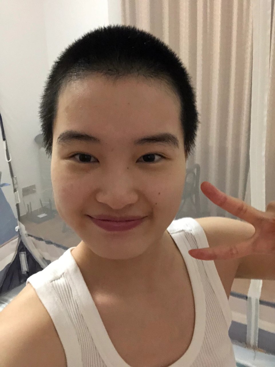 7张照片记录剃光头蓄发一年 很有意思而且大概率不会有第二次的的经历