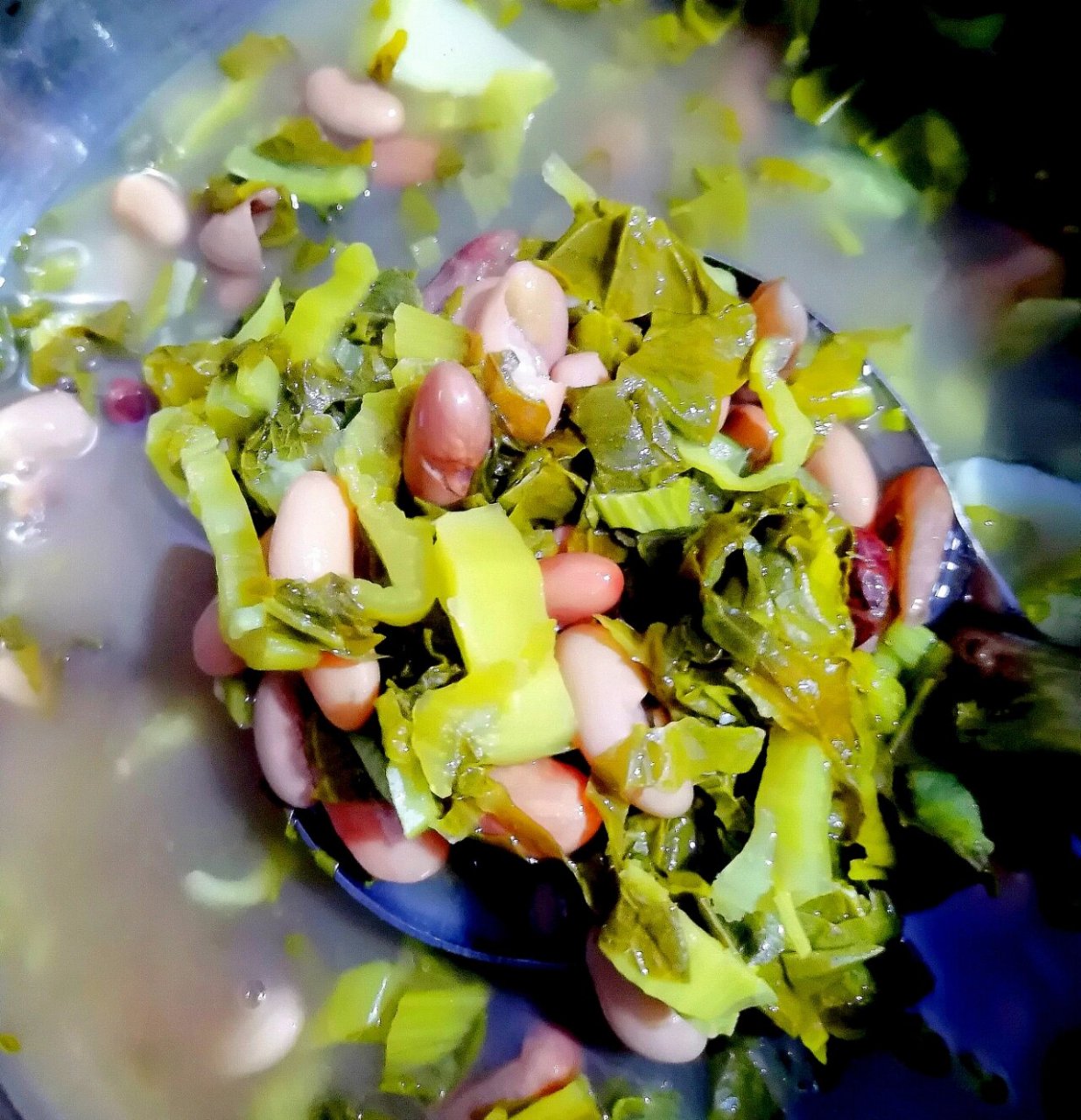 又说此菜可预防结石病,亦可延年益寿,在贵州酸菜豆米汤是每位贵州人都