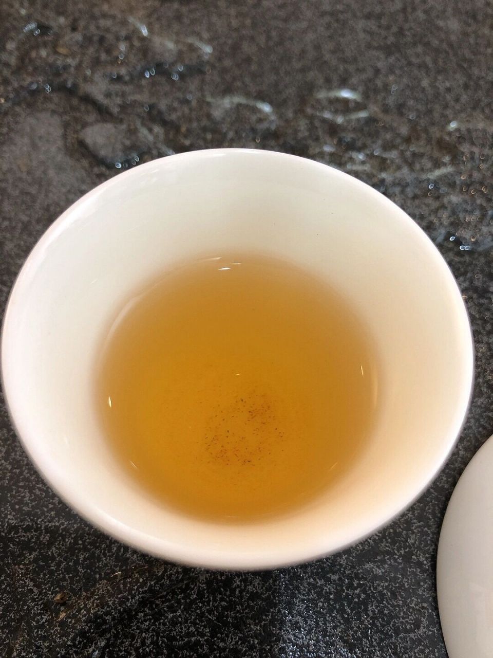 普洱茶树花 普洱茶树花为常见茶饮,茶汤呈蜜黄色,晶莹剔透,气味芳香