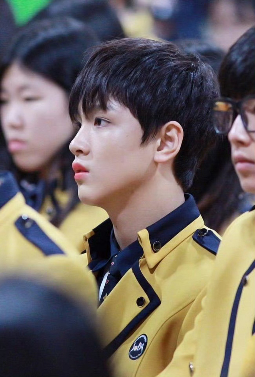 今天在签售上穿了校服的楷灿,恍如隔世的感觉,首尔艺高的李东赫学长