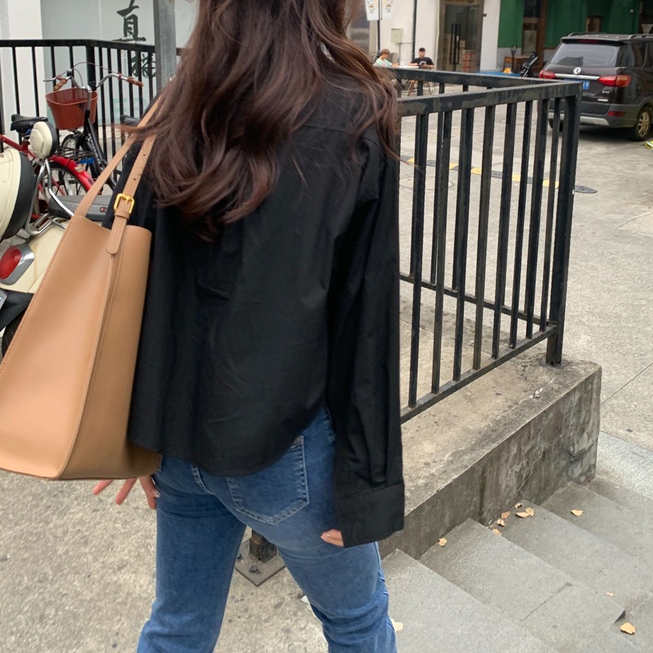 黑色衬衫搭牛仔裤意外好看!