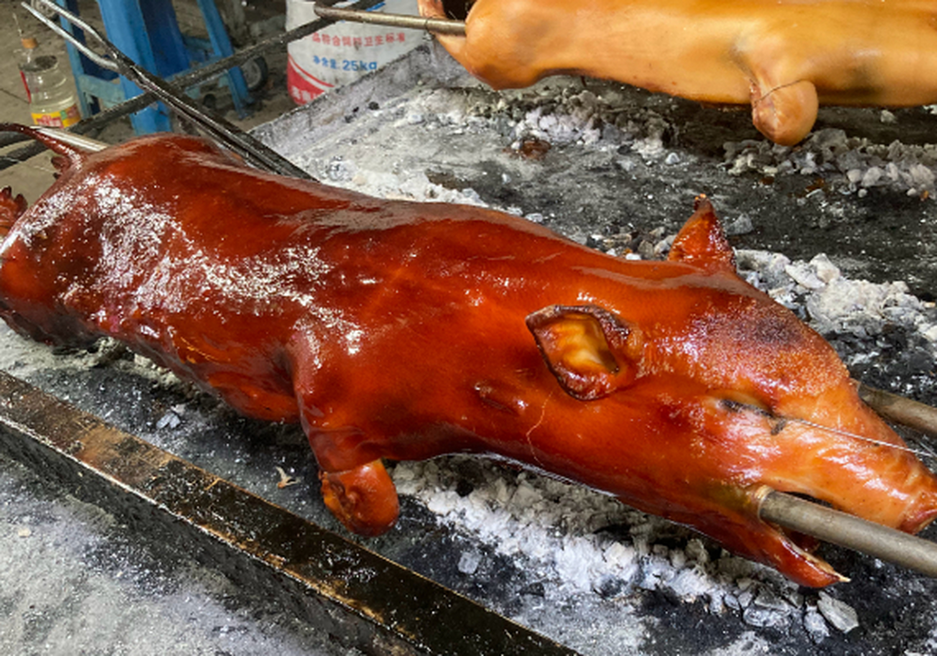 壮家烤乳猪#美食分享##崇左美食#美食  壮家烤乳猪是宁明壮族的特色