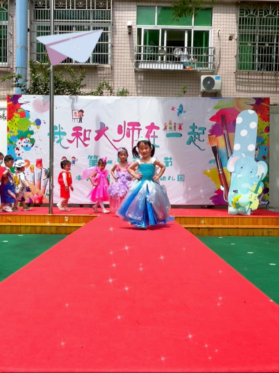 幼儿园61《环保时装秀》 废物利用-环保时装 在我们的生活中有很多