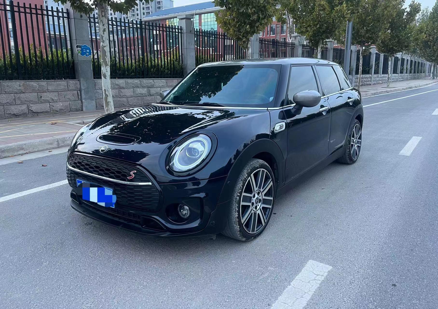 这个颜色叫八十度黑灰.21年mini club man cooper s,2.0t小钢炮