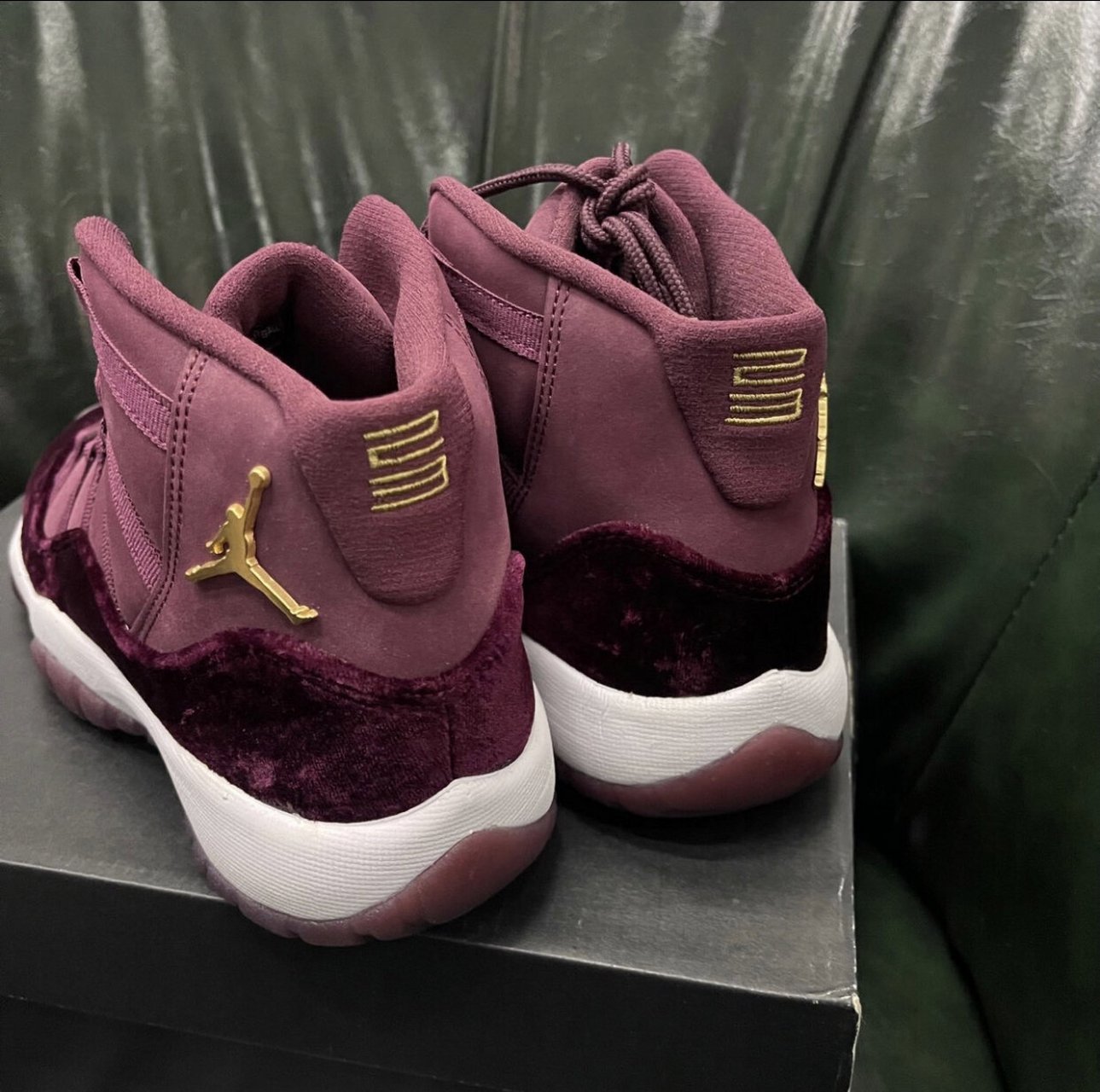 借蓝丝绒的光和热度 发下aj11红丝绒 07颜值方面 经典的十一代鞋型