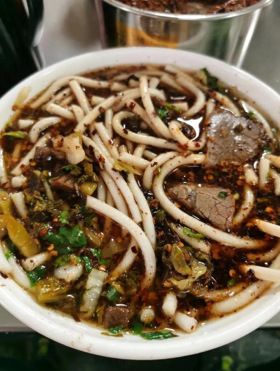 这家店在我心中算是贵阳牛肉粉最好的诠释了  分量足够,有片状,有块状