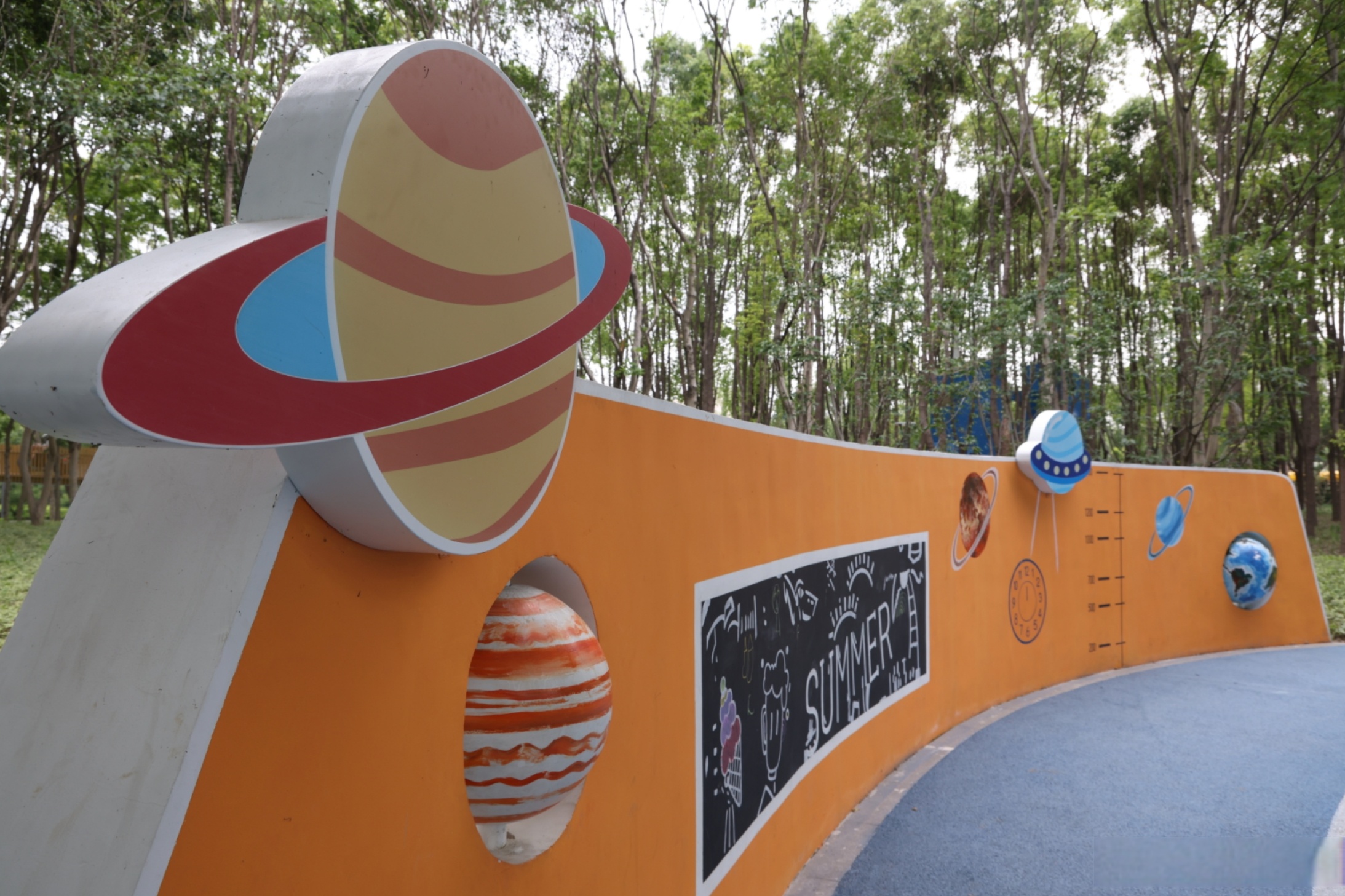 初夏,位于向阳路与沪闵路东北角的星光森林科普公园绿树成荫,成为了