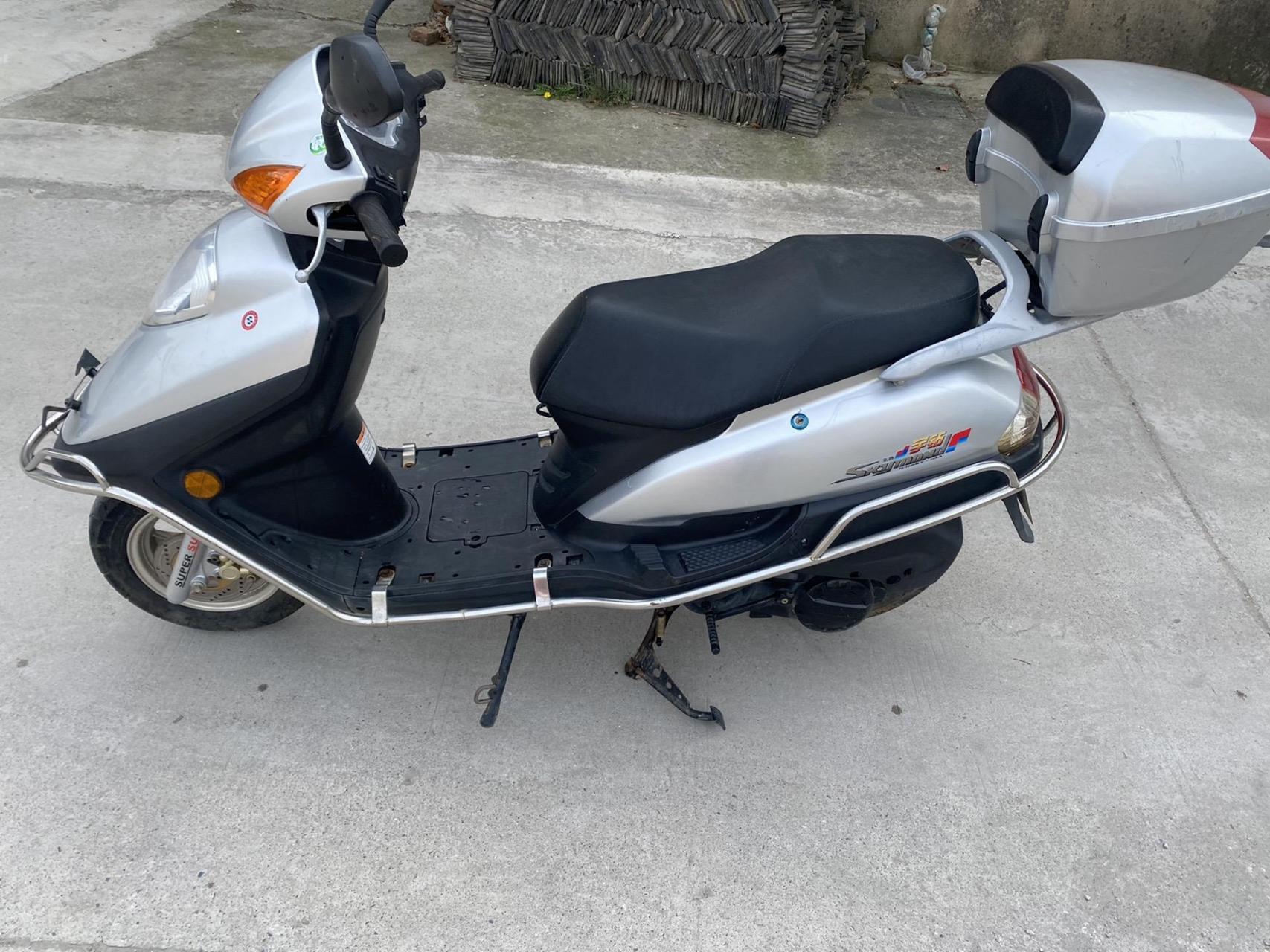 豪爵宇钻125踏板摩托车,一万多公里原车轮胎,发动机声音小蜜蜂,要的来