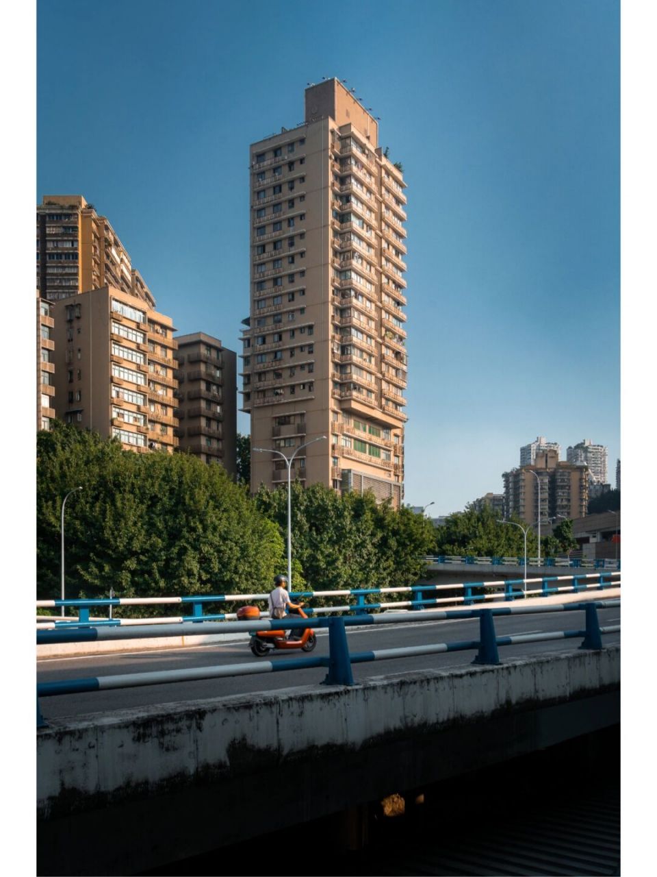 牛角沱看8d重庆的魔幻交通 这里是牛角沱轻轨站,建设在嘉陵江边的山崖