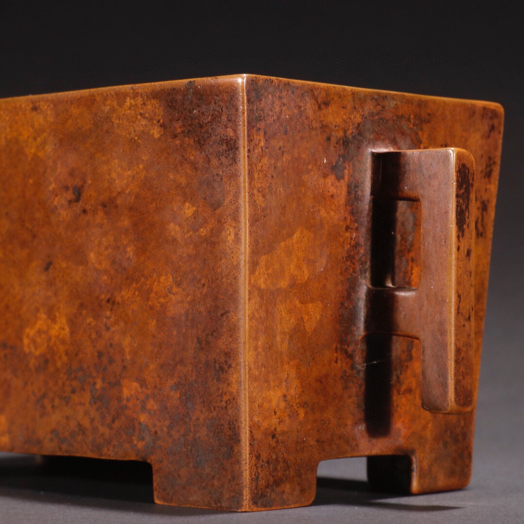 明宣德款·铜胎双耳马槽炉 明宣德款·铜胎双耳马槽炉 规格:高8.