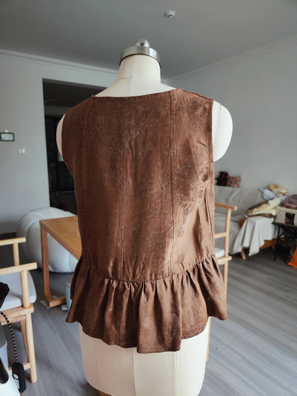 自己做衣服|香云纱花边马甲刀口布拼接 分享我的自制香云纱小背心马甲