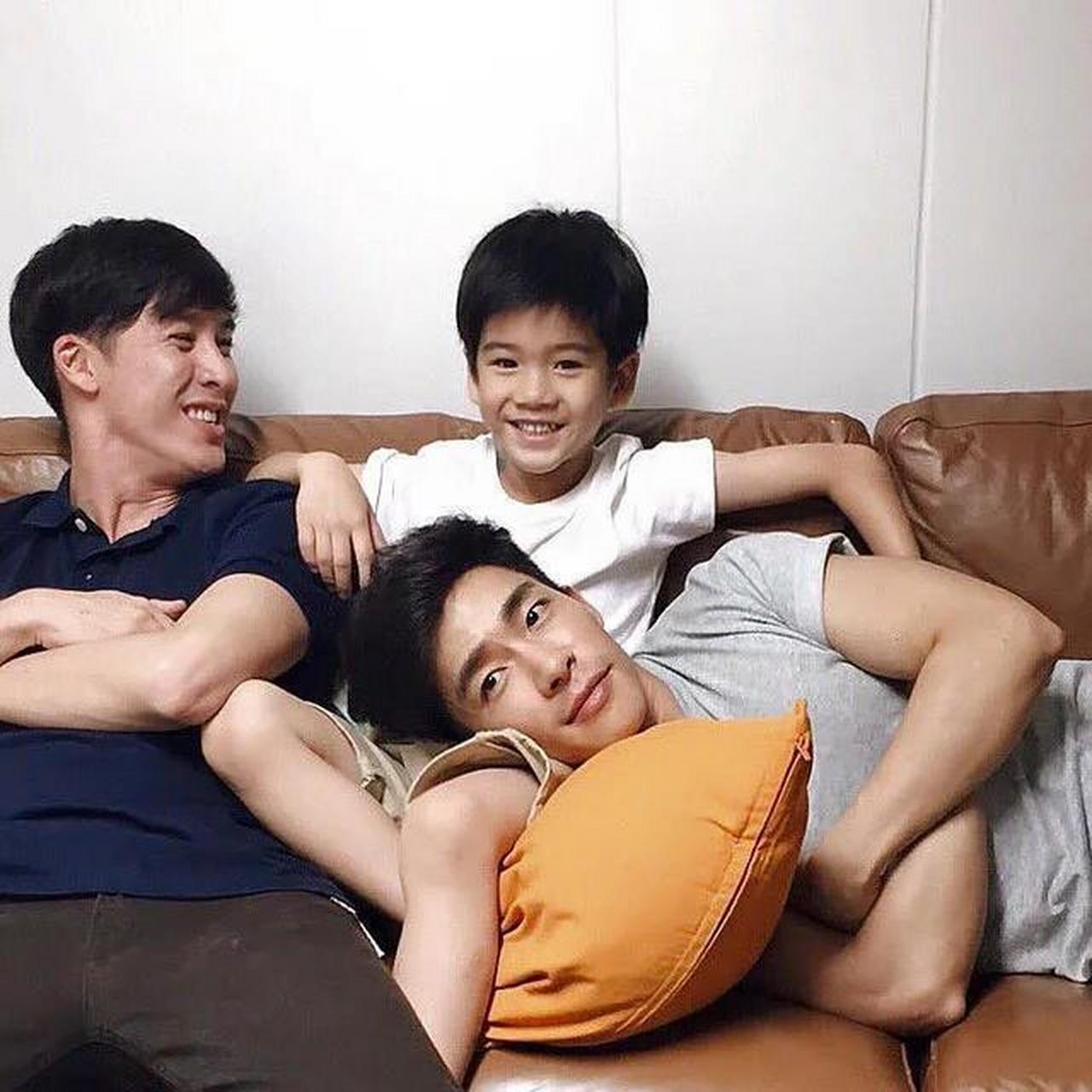 我和我的兄弟小龙是从小一起长大的好兄弟.