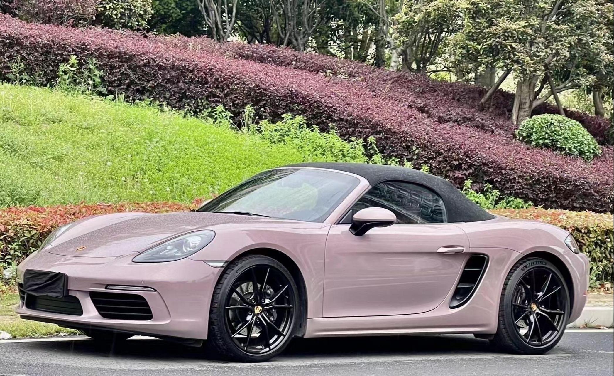 拿下 23年保时捷718敞篷 冰莓粉 红内 满配 77万配置.1.