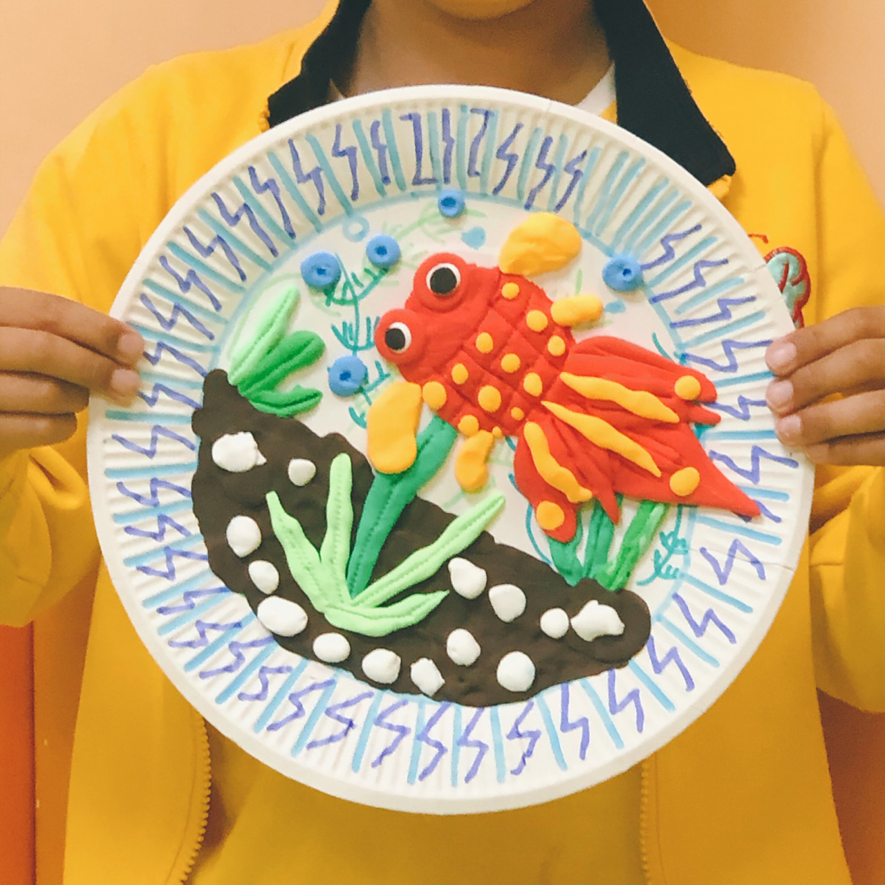 《快乐的小金鱼》轻粘土手工 作品名称:《快乐的小金鱼》 年龄:7岁