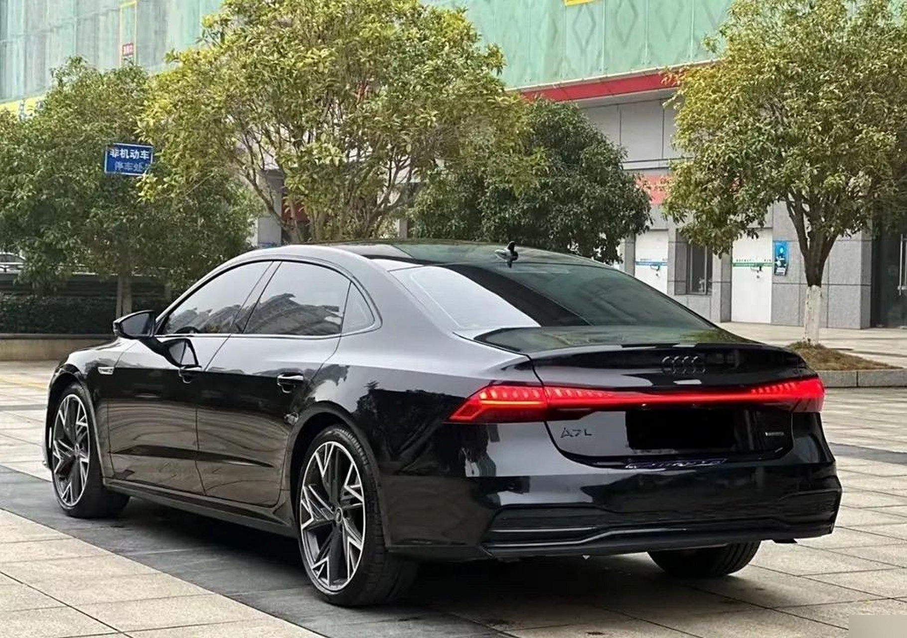 新款上汽奥迪a7l正式上市 2024款 45 tfsi quattro s-line 黑武士版