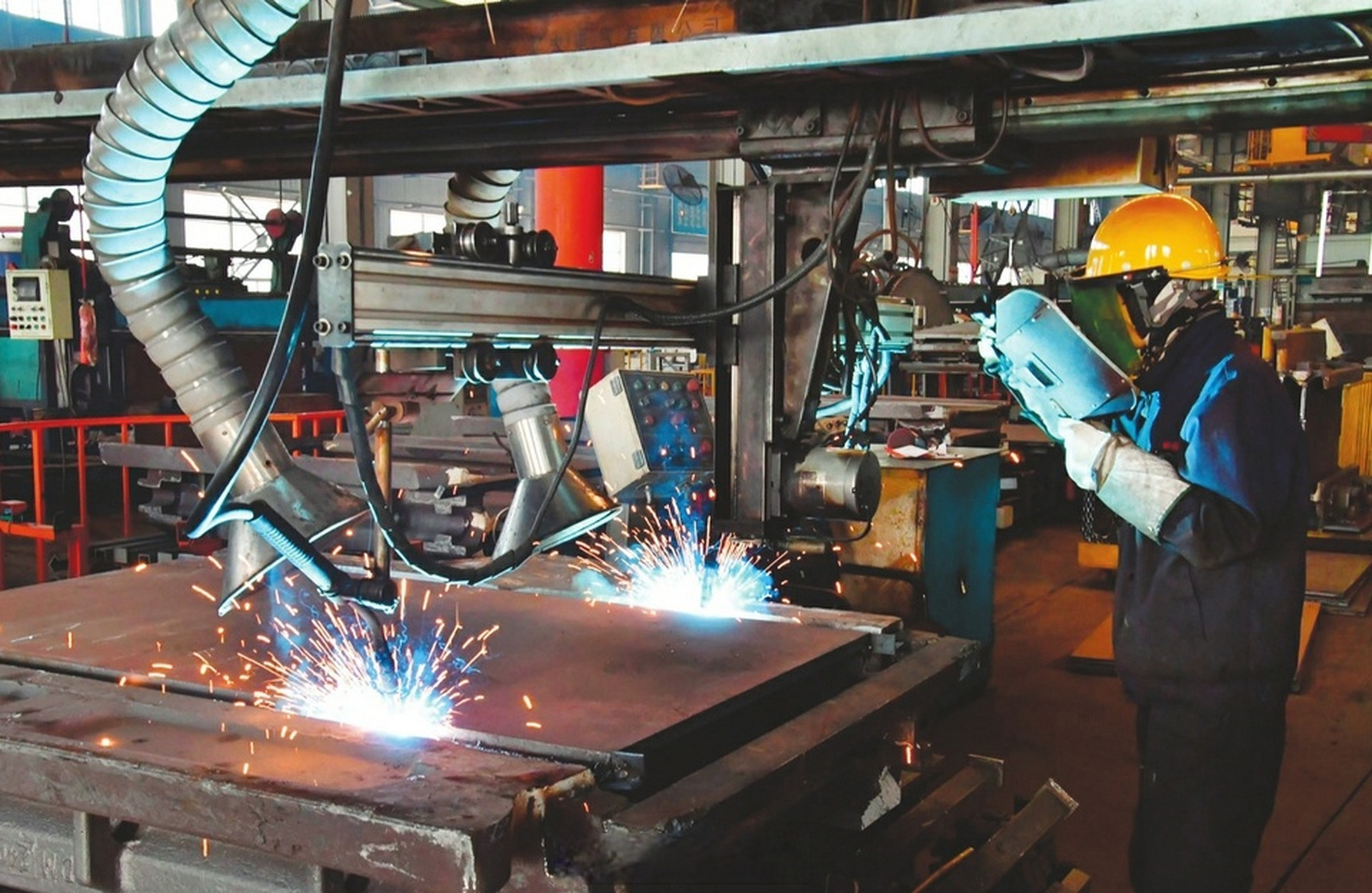 【晋能控股集团忻州通用机械有限公司员工观察焊接机器人作业】6月24