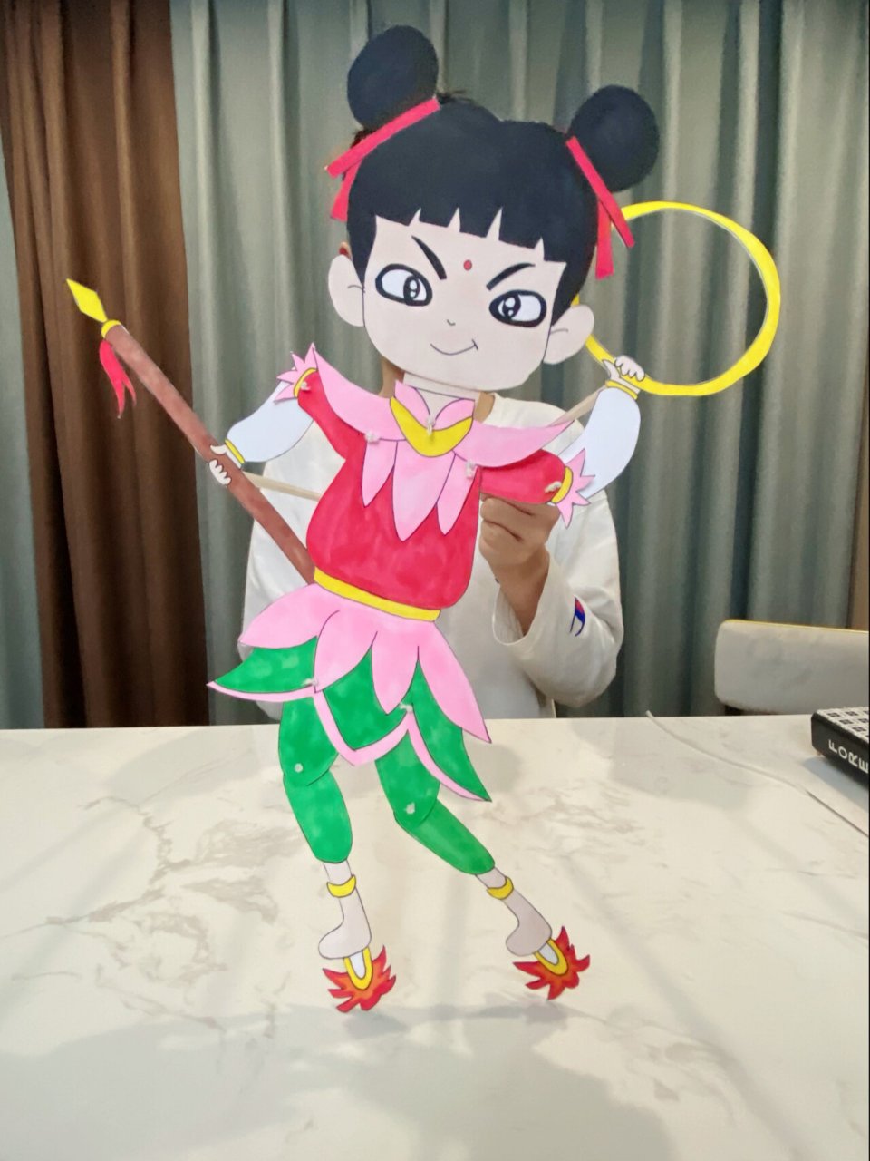 学校学校作业,利用卡纸,针线,吸管,竹签,制作皮影