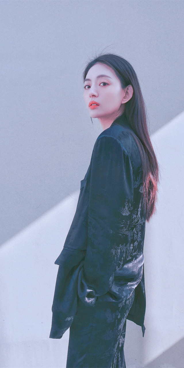 王薇,黑色穿搭酷感写真壁纸组图