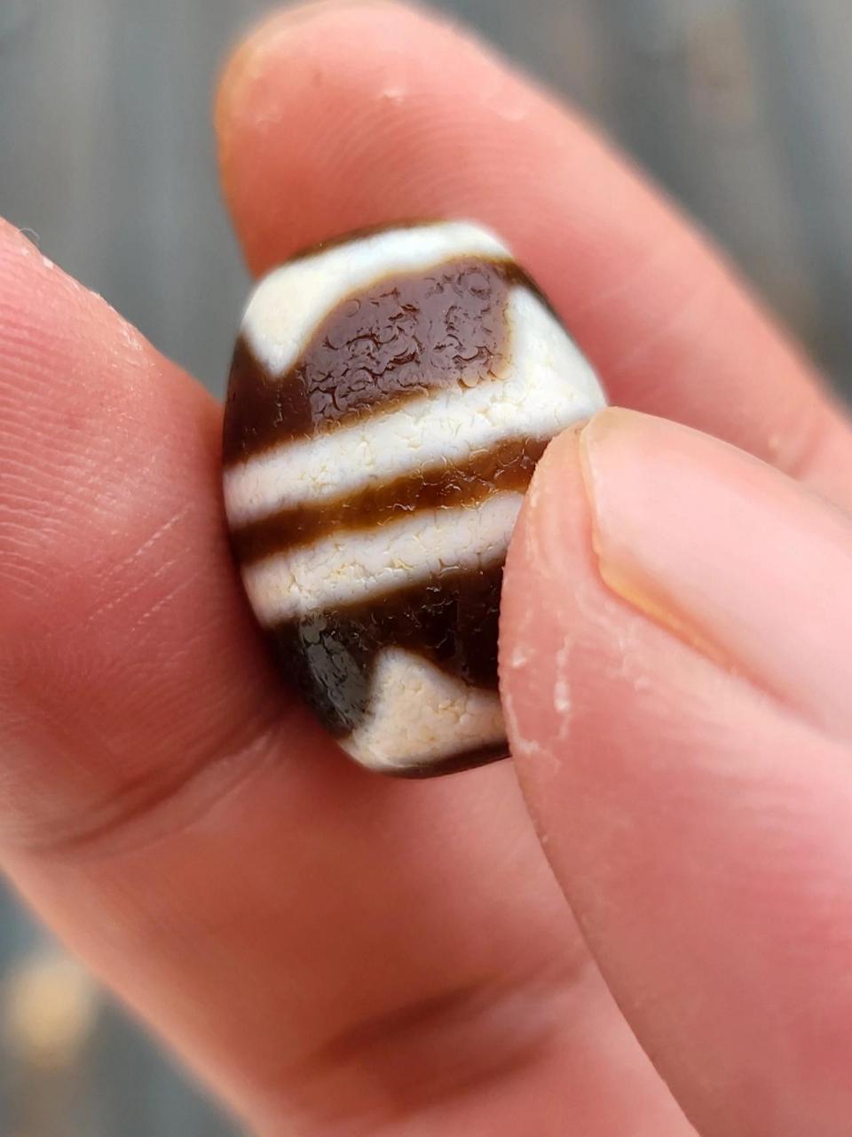 什么是酸洗天珠 酸洗工艺最开始是针对翡翠,也不知道从多久开始就有人