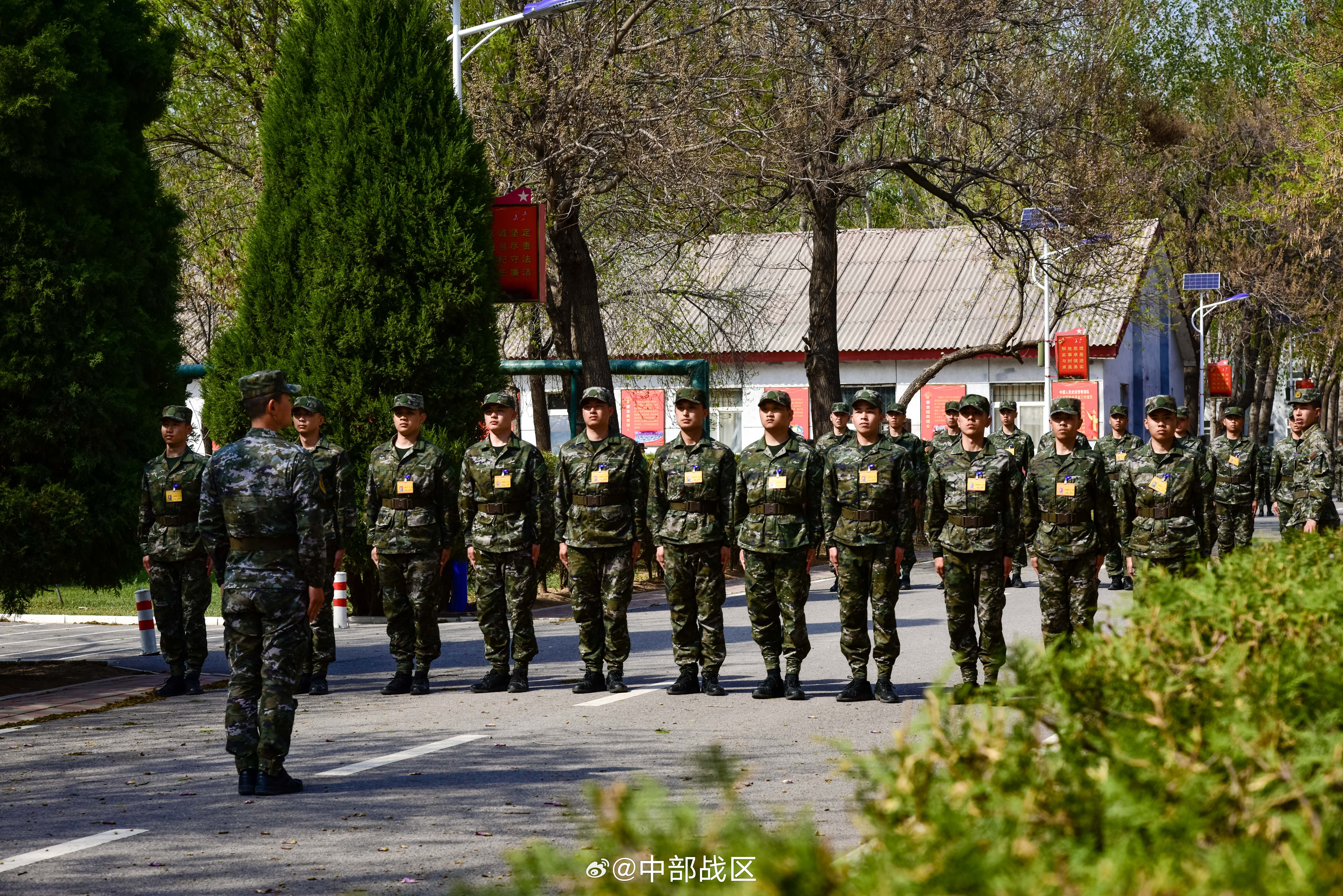 直击武警新兵队列训练】近日,武警天津总队某新兵团组织新兵进行队列