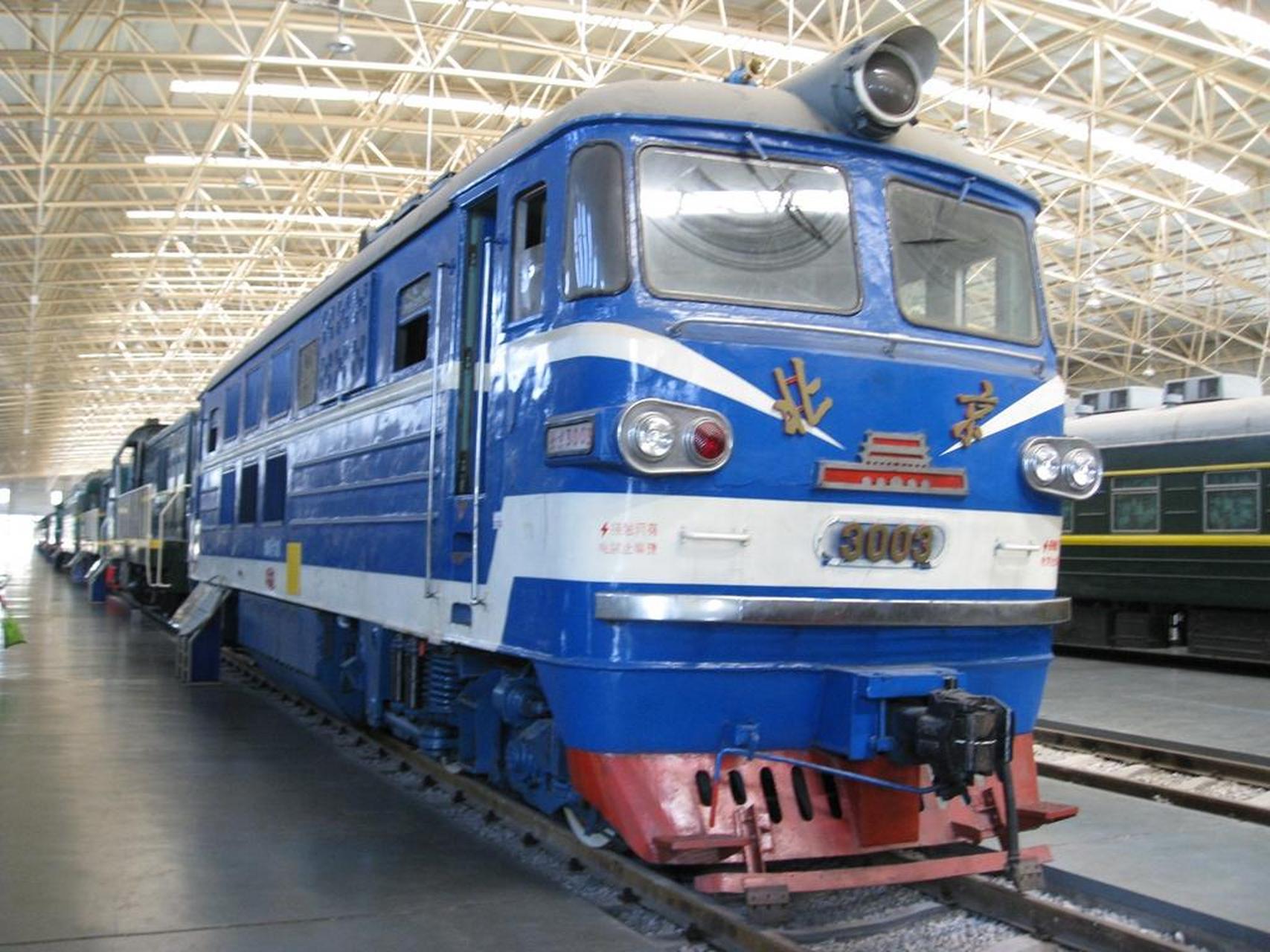 铁路摄影 火车头  北京(bj)型3003号内燃机车是1970年北京二七机车厂