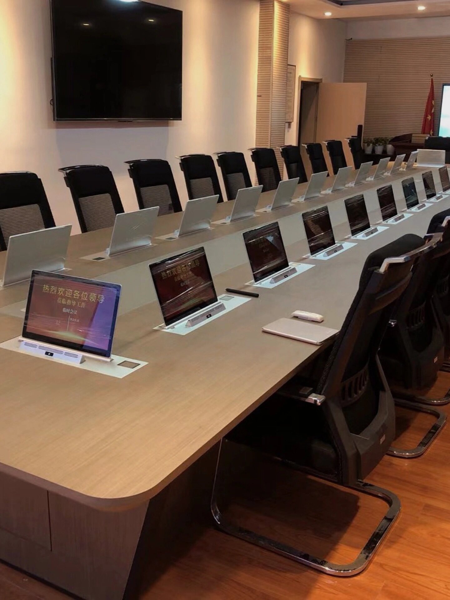 高定无纸化智能平板会议桌 👀【外观设计】 会议桌的外观设计简约