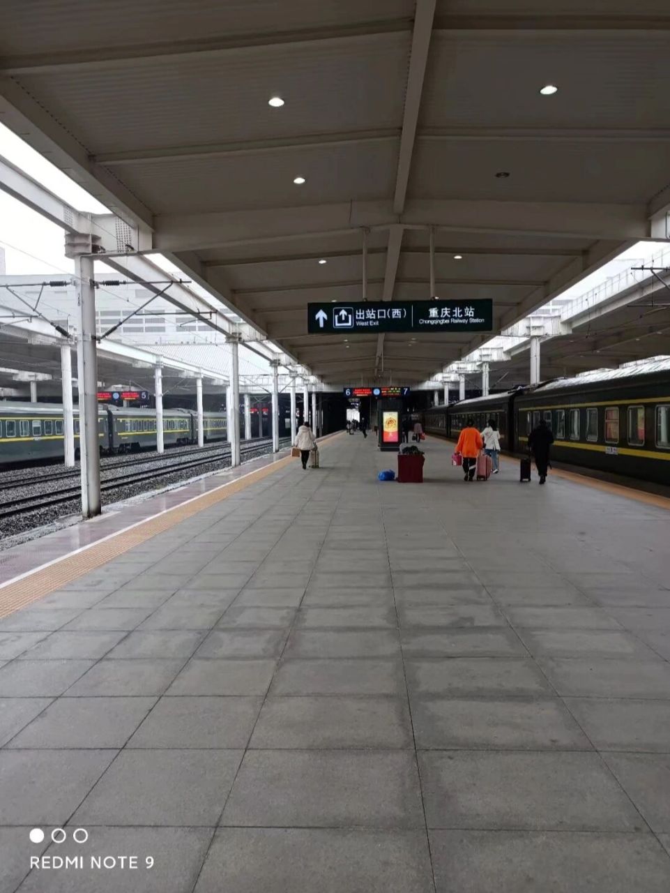 z257次列车 由上海南开往重庆北方向的z257次列车已经到达终点站重庆