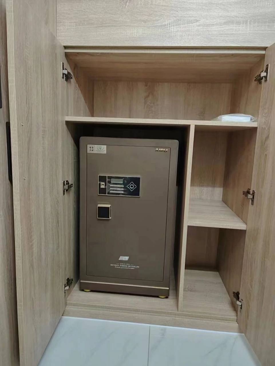 先说结论:如果打算购买保险箱并放在衣柜里,那么保险箱的尺寸一定要在