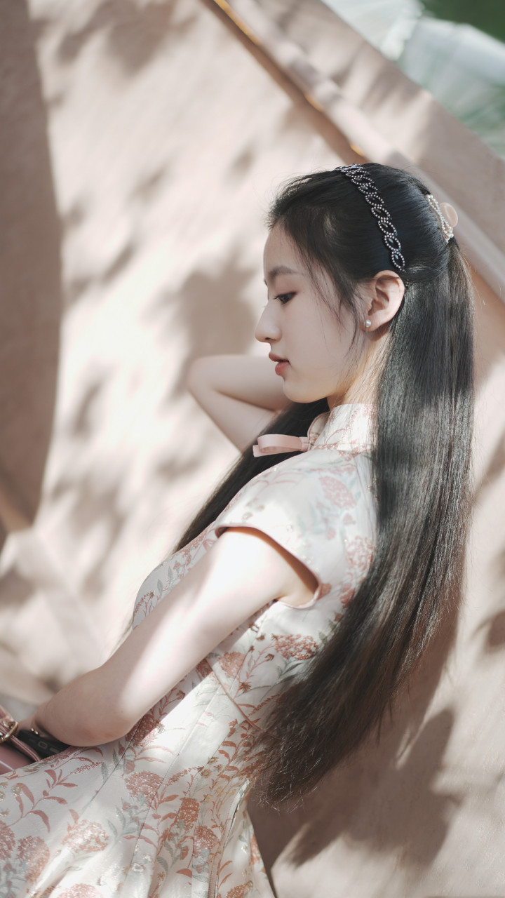 裴佳欣旗袍穿搭组图,14岁的小姐姐,太成熟了吧