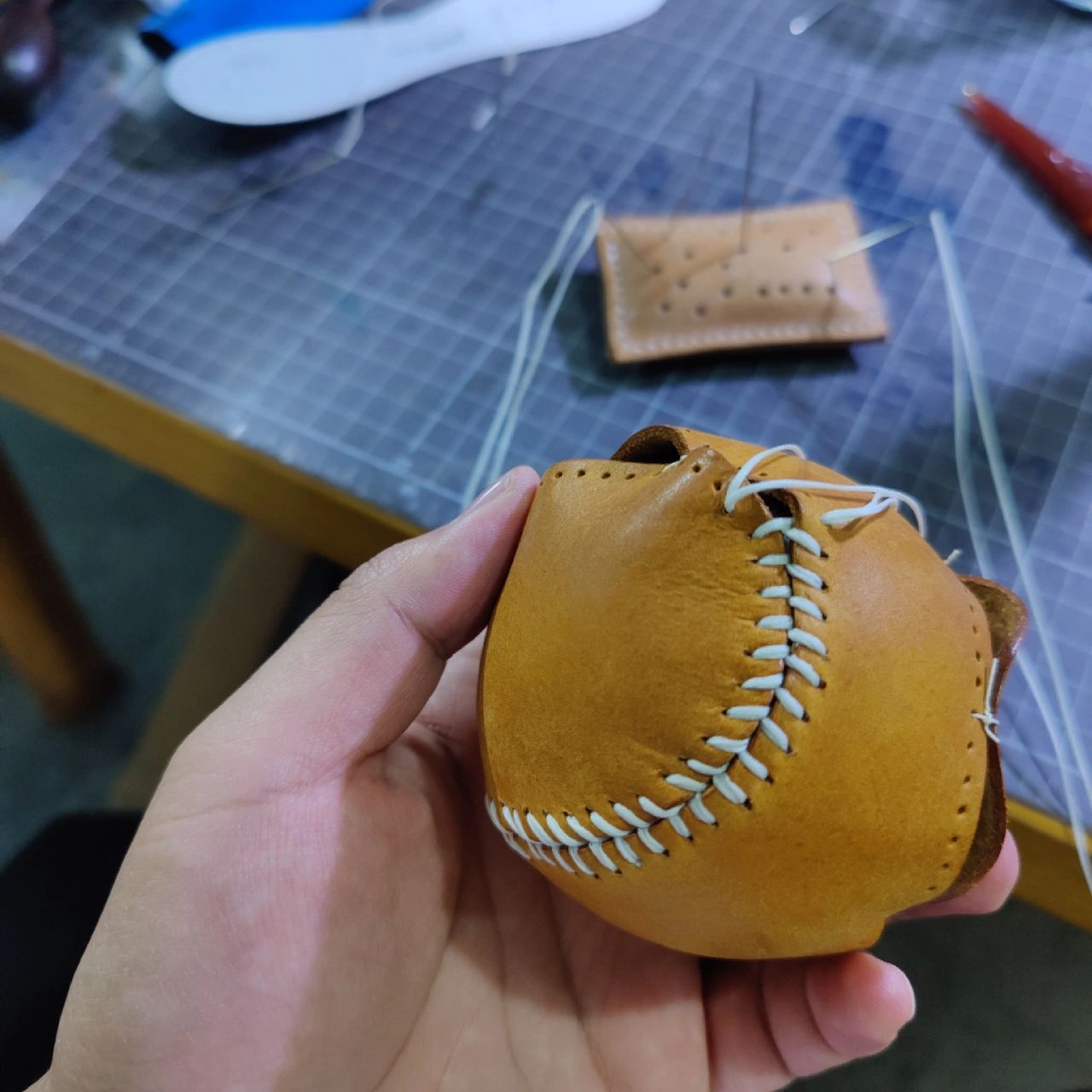 手工缝制 棒球制作过程 98 第一次缝 ,实在是太麻烦了 缝了2小时了