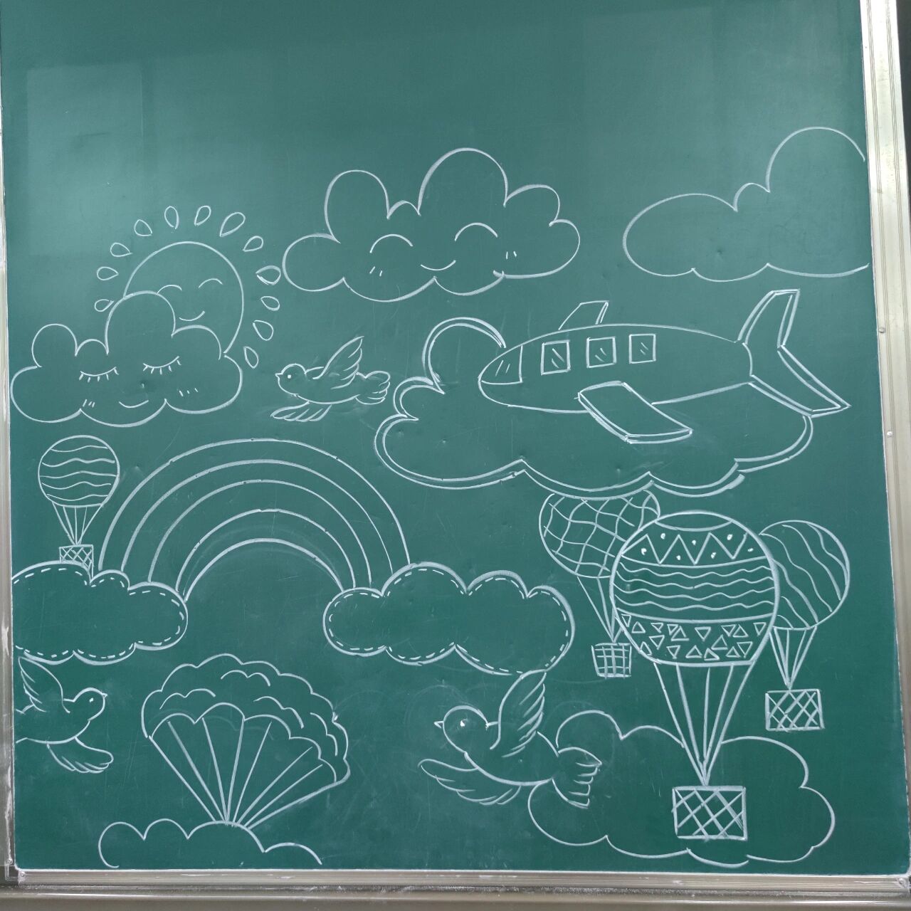 小学一年级美术课示范画《美丽的天空》