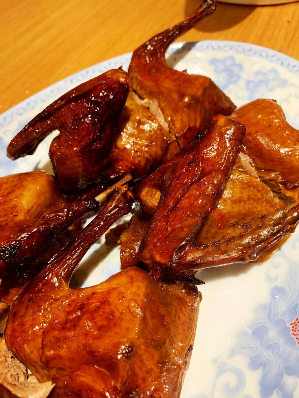 粤菜里的脆皮乳鸽有段时间吃了以后好上瘾感觉超适合作为下酒菜 小小