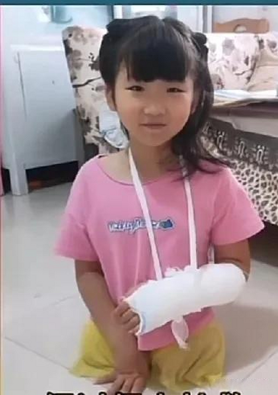 这位无腿女孩名叫小田甜,出生于河南驻马店.