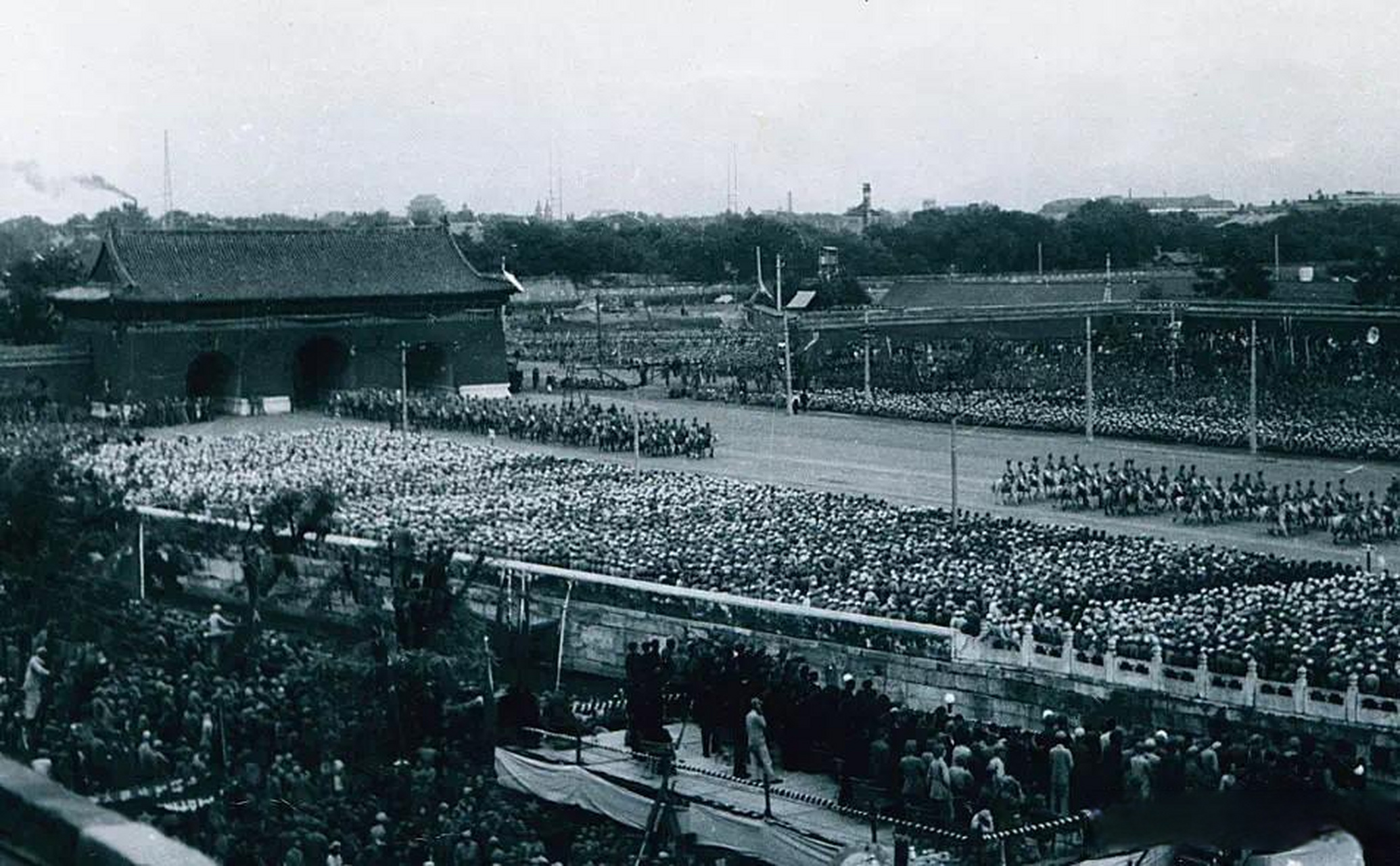 在1949年北京开国大典阅兵式的照片中,能看到长安左门.