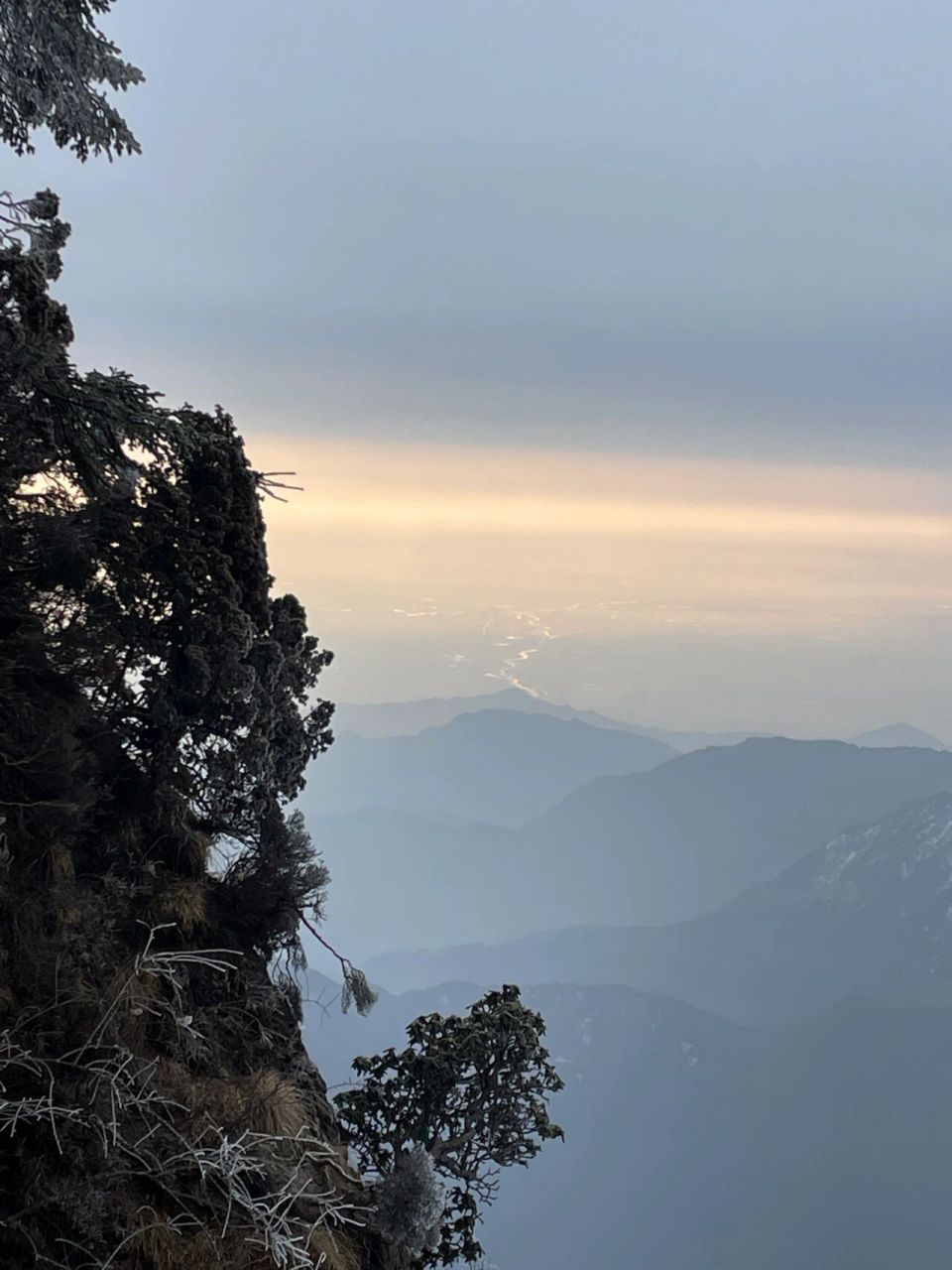 内聚于山川,外显于风云,是谓龙脉,凡龙脉处必有重宝; 此口诀: 寻龙分