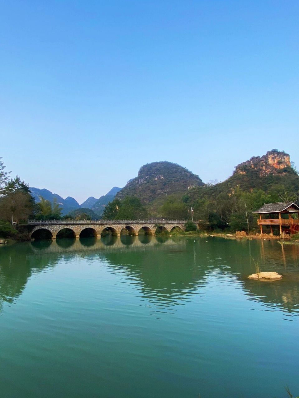 广西百色德保曼贝侬小西湖,景区主要以自然山水,田园风光为主,是所在
