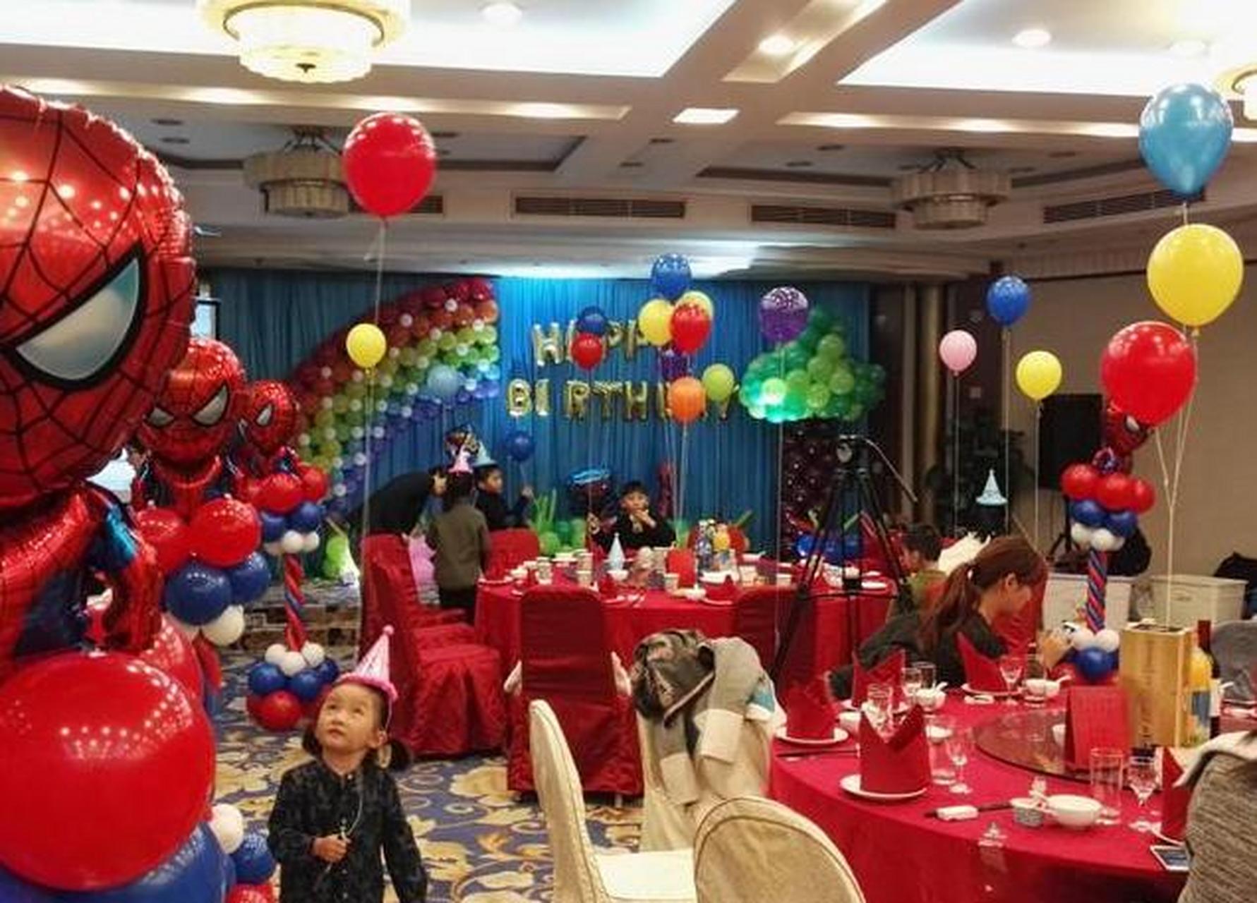 上周,邻居家给孩子办满月酒大摆宴席,订了30桌酒席,还挖出了20年前在