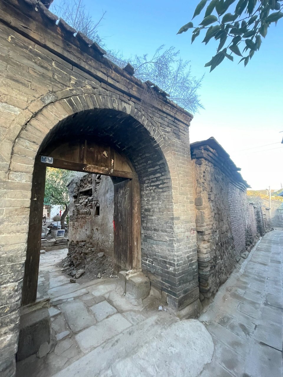 县城中有米脂窑洞古城和李自成行宫可以逛一下.