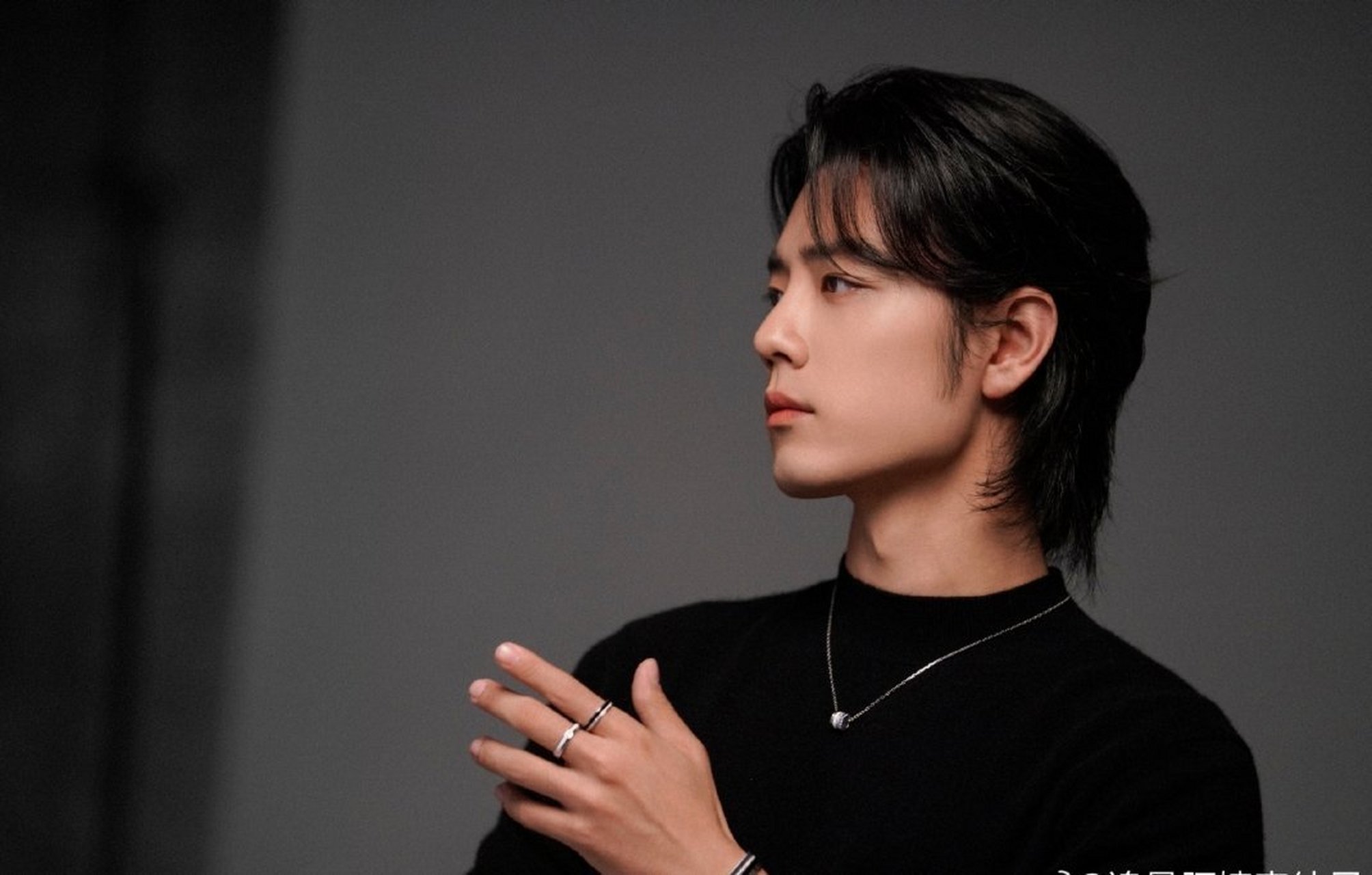 肖战狼尾侧颜#肖战半高领 狼尾造型96气质真的成熟了很多诶有成熟