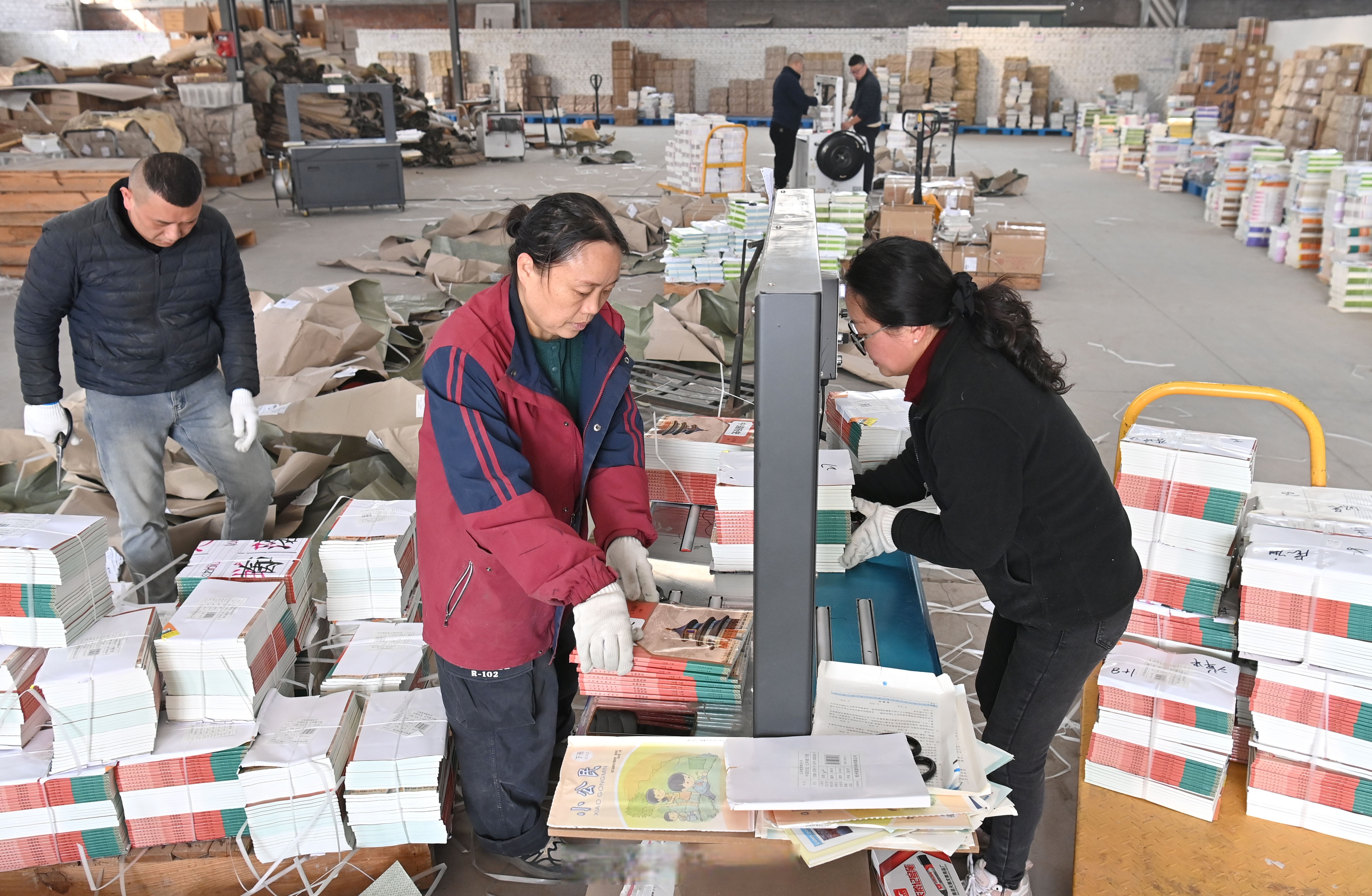 1月20日,新华书店的工作人员在仓库内分类整理