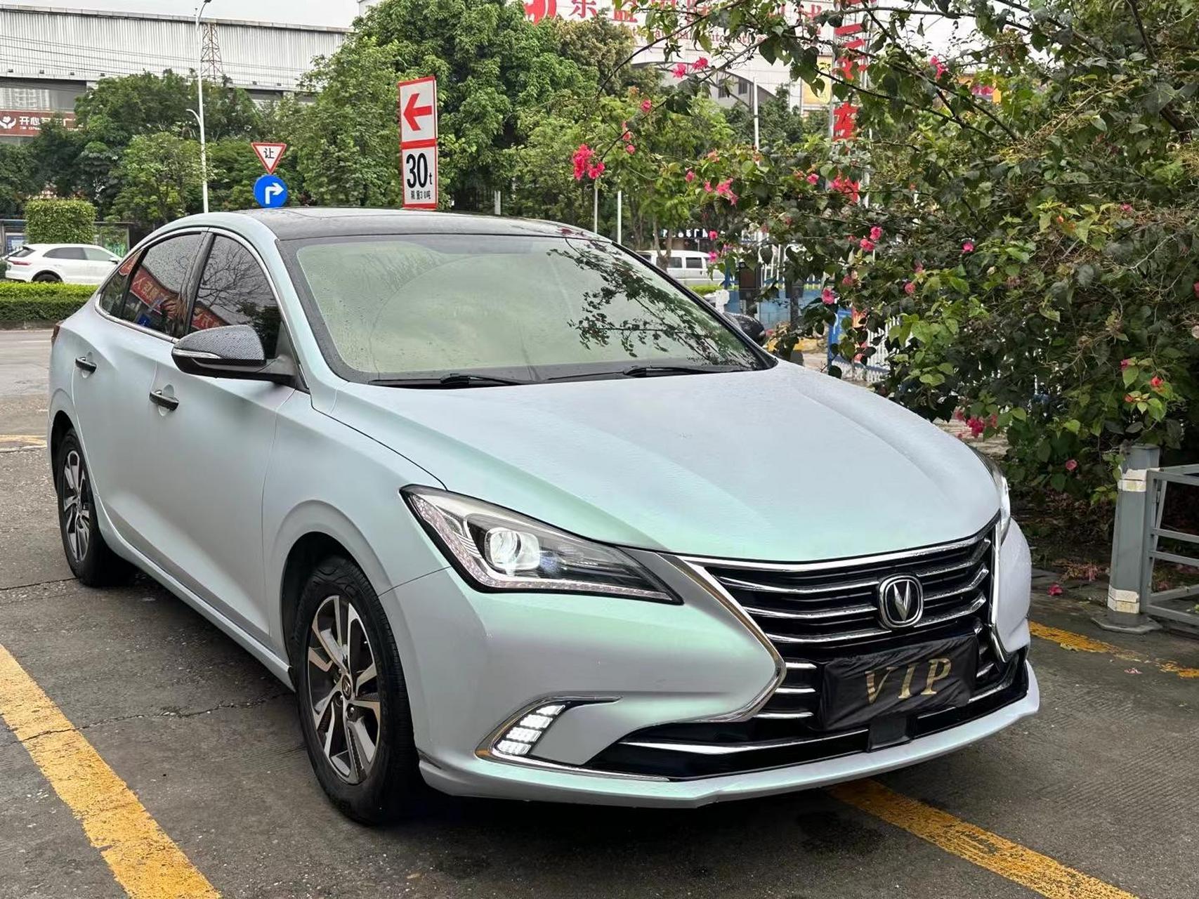 新到18款鲨鱼嘴长安逸动 18年底上牌1.