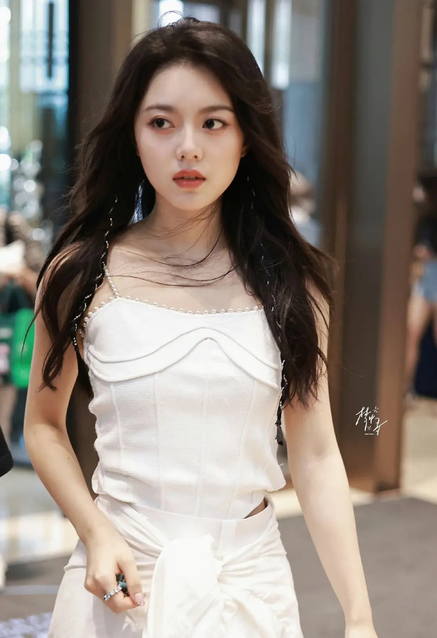 赵今麦换了造型后颜值有回来一点,她是真的不适合刘海和浓妆.