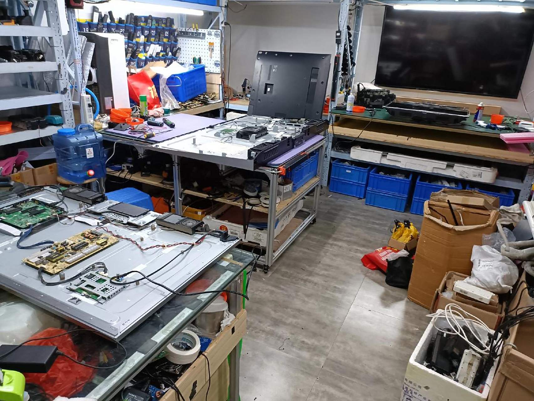 专业的事交给专业的人 液晶电视维修 现场实拍 专业维修