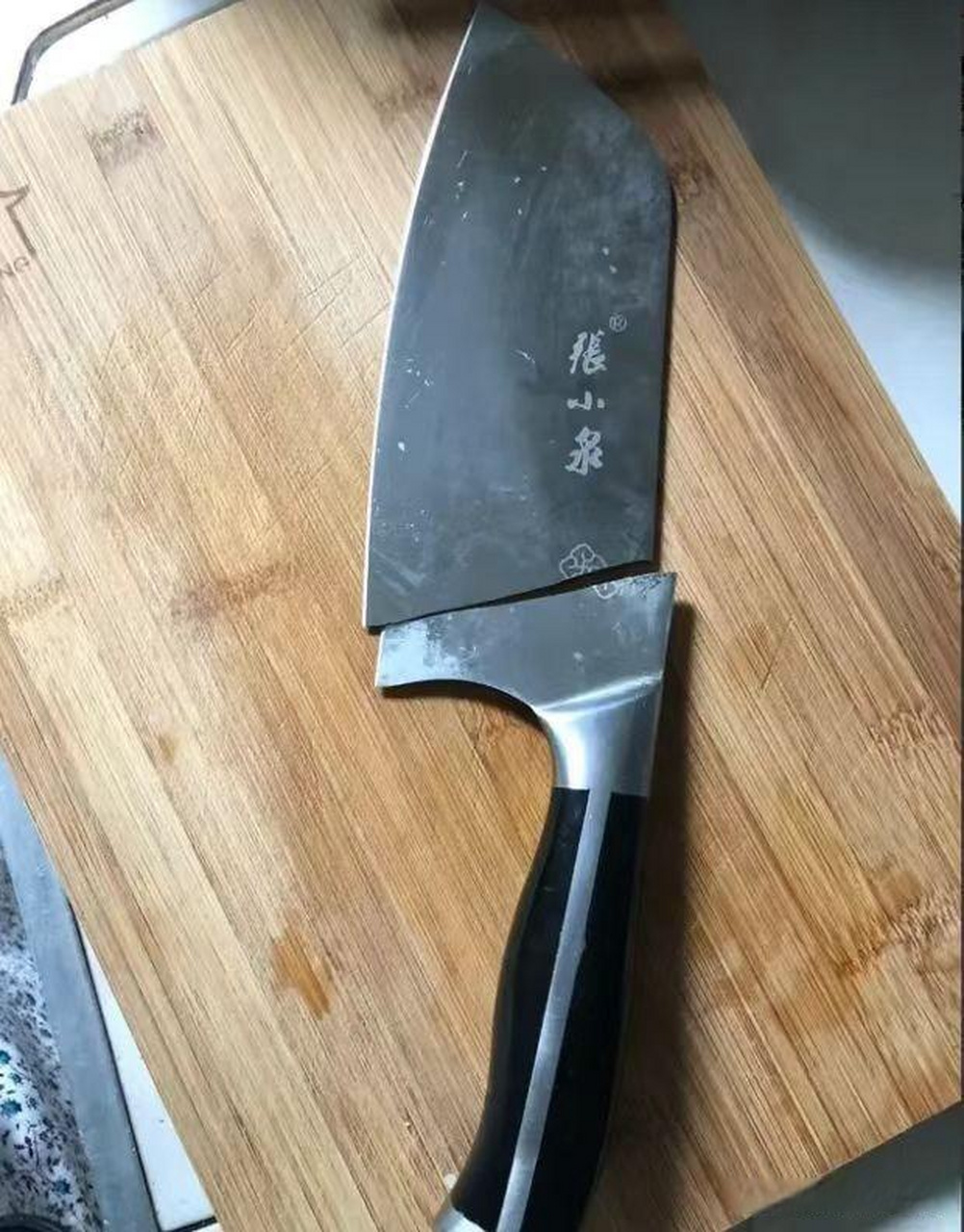 张小泉菜刀再起"拍蒜断刀"争议,客服呼吁专刀专用,网友:正品 张小泉因